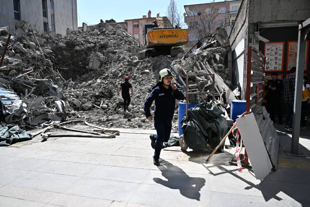 Ankara'da istinat duvarı çöktü. Bir işçi enkaz altında 14
